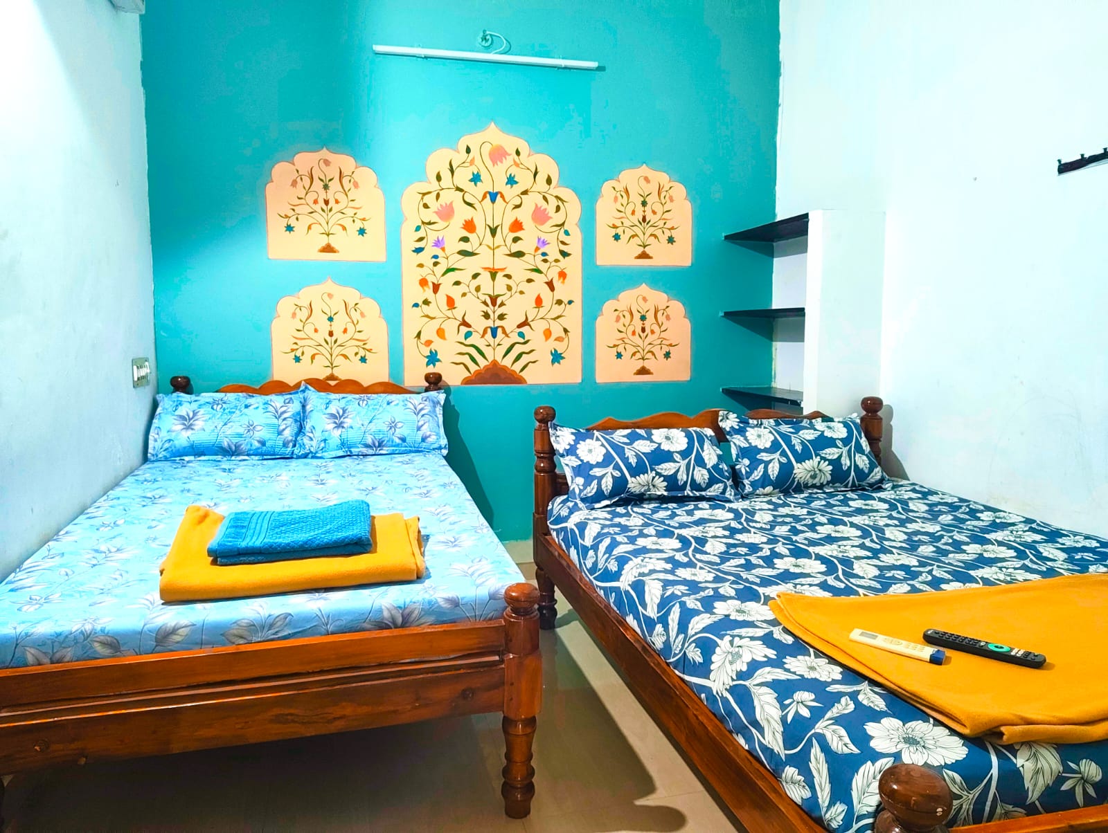 Auro Point Home Stay room